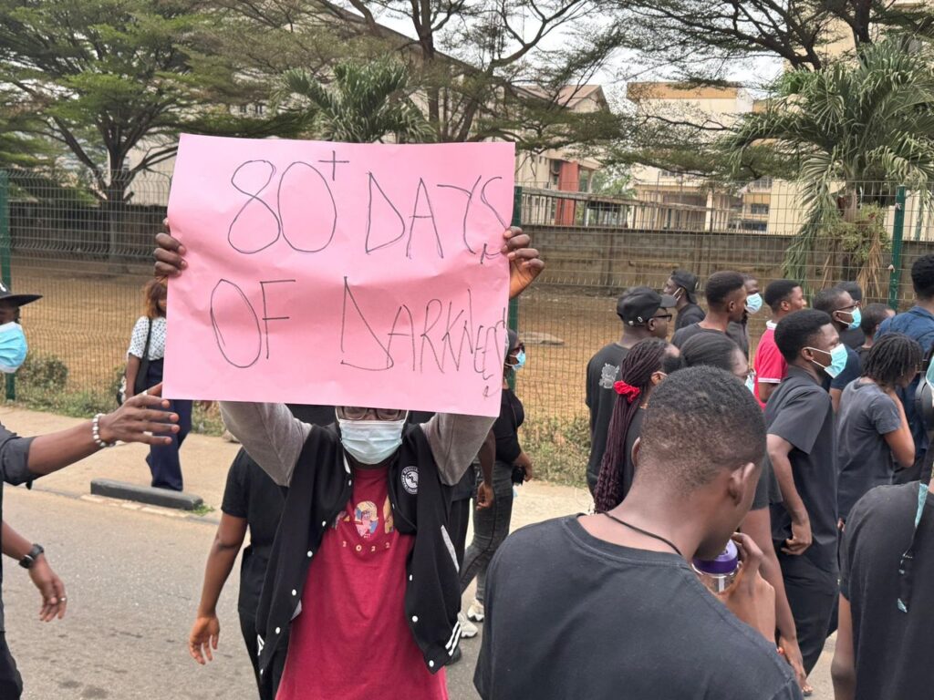 BREAKING: UI students protest 82-day power outage in UCH [PHOTOS] || Peakvibez.com