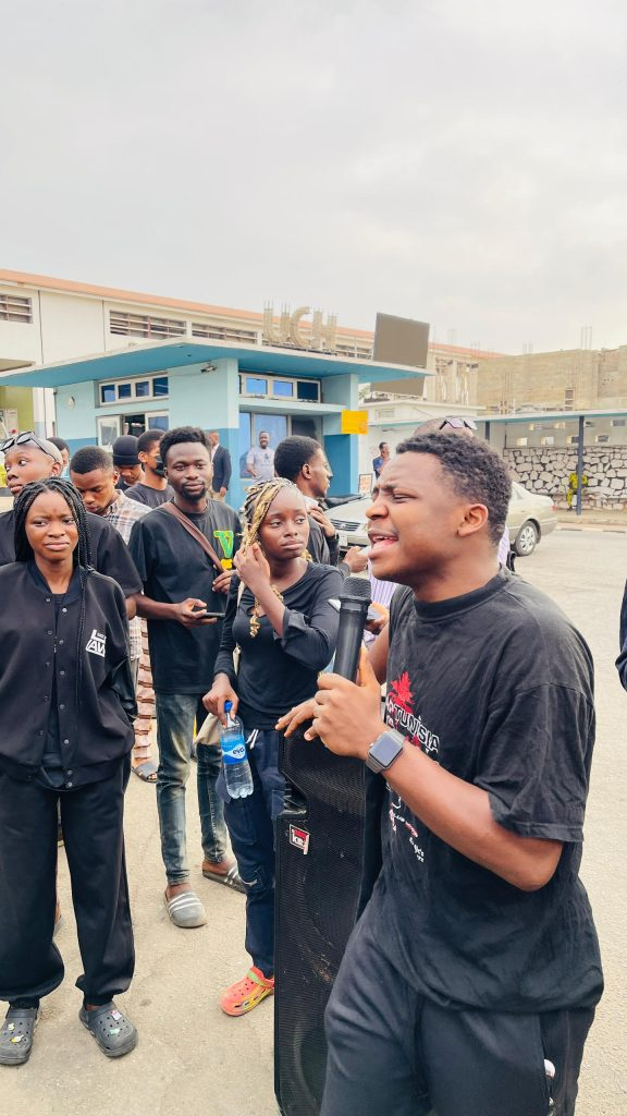 BREAKING: UI students protest 82-day power outage in UCH [PHOTOS] || Peakvibez.com