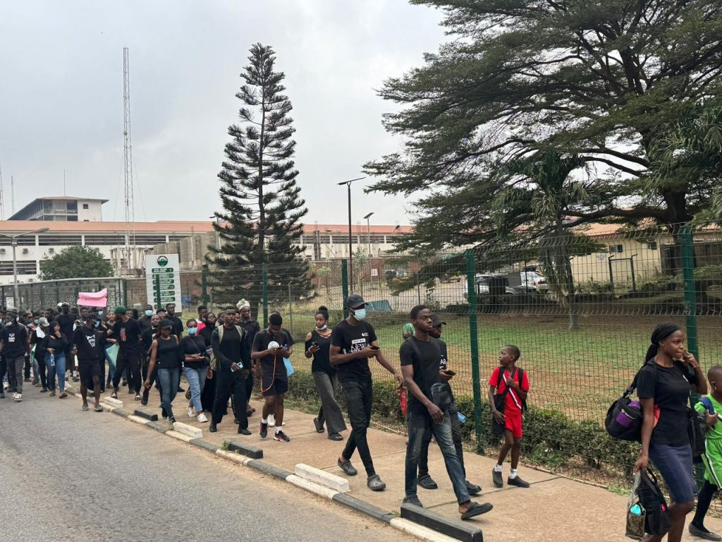 BREAKING: UI students protest 82-day power outage in UCH [PHOTOS] || Peakvibez.com