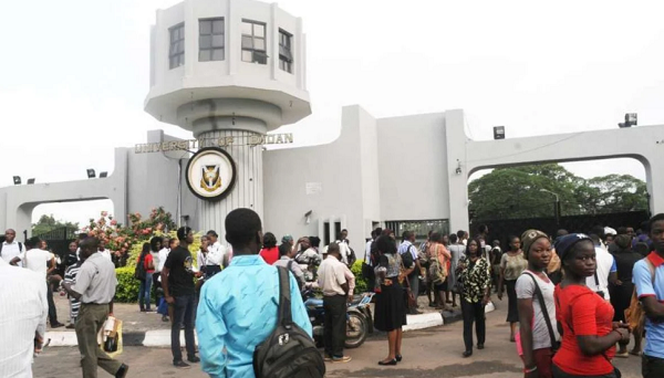 BREAKING: UI students protest 82-day power outage in UCH [PHOTOS] || Peakvibez.com