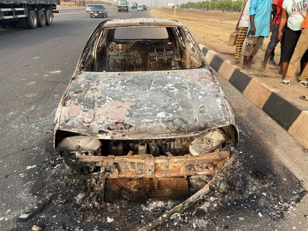 Angry mob k!lls two men in Abuja after accusing them of being ‘one-chance’ robbers || Peakvibez.com