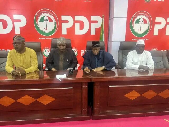 BREAKING: Turaki, Makinde, Bala Mohammed, others, chase Wike’s faction out of PDP secretariat [VIDEO] || Peakvibez.com